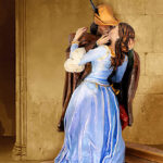 L'opera è una riproduzione fedele del dipinto "Il bacio" realizzata in cartapesta e stoffa, modellata e dipinta a mano. E'Firmata dall'artista