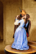 L'opera è una riproduzione fedele del dipinto "Il bacio" realizzata in cartapesta e stoffa, modellata e dipinta a mano. E'Firmata dall'artista