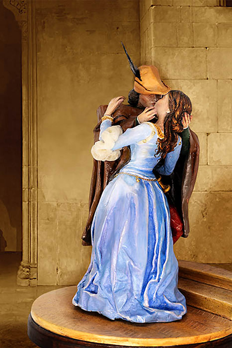 BACIO-COPERTINA L'opera è una riproduzione fedele del dipinto "Il bacio" realizzata in cartapesta e stoffa, modellata e dipinta a mano. E'Firmata dall'artista