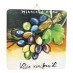 Wooden artwork featuring the Minnedda Niura Etna grape variety – 12 cm
